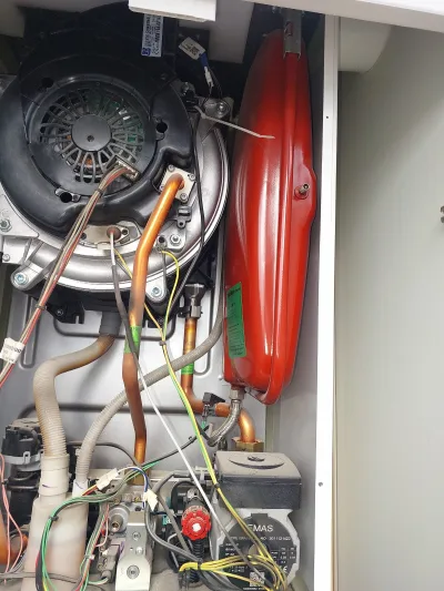 Yoğuşmalı kombi içi: genleşme tankı, sirkülasyon pompası ve fan